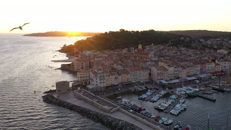 Hermoso-Amanecer-Sobre-El-Puerto-De-Saint-Tropez-Durante-La-Regata-Voiles-De-Saint-Tropez